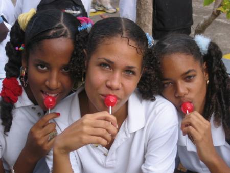 3 dr&ocirc;le de filles